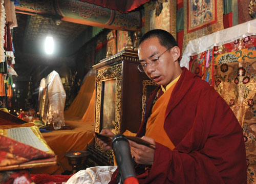 11th Panchen Lama leads mass prayer for victims
