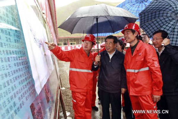 Vice premier urges to improve living conditions in quake zone