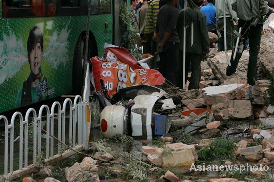 Building collapses in SW China, injuring 5