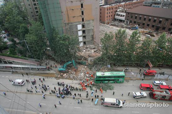 Building collapses in SW China, injuring 5
