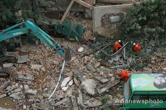Building collapses in SW China, injuring 5