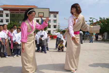 Tennis star aids Yushu orphans