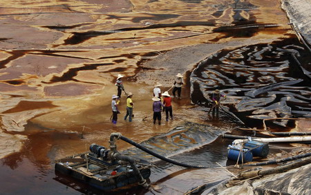 Gold company defends handling of contamination