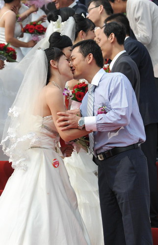 Chinese couples-to-be swarm for a perfect 10