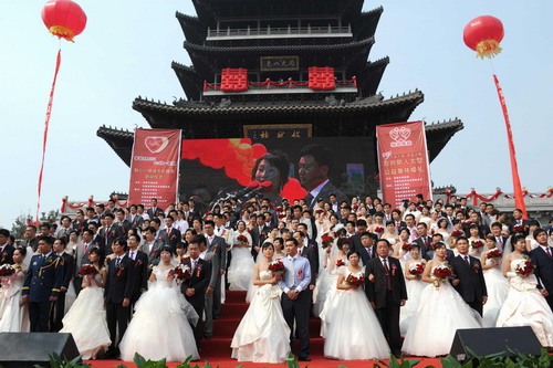 Chinese couples-to-be swarm for a perfect 10