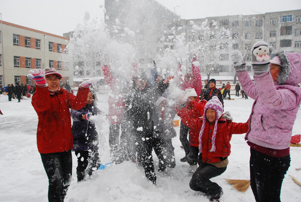 Heavy snow hits NE China