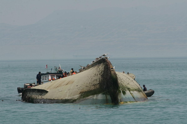 Skipper killed after Chinese fishing boat capsizes