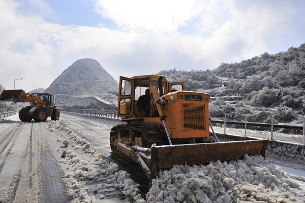 Ice strands thousands on major north-south highway