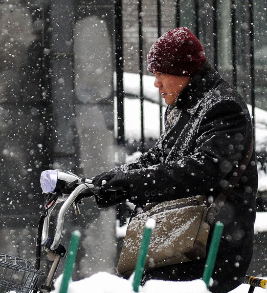 Snow, icy rain continue sweeping East, South China