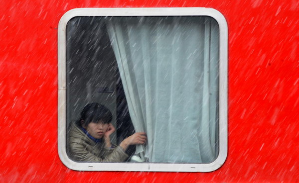 Snow, icy rain continue sweeping East, South China