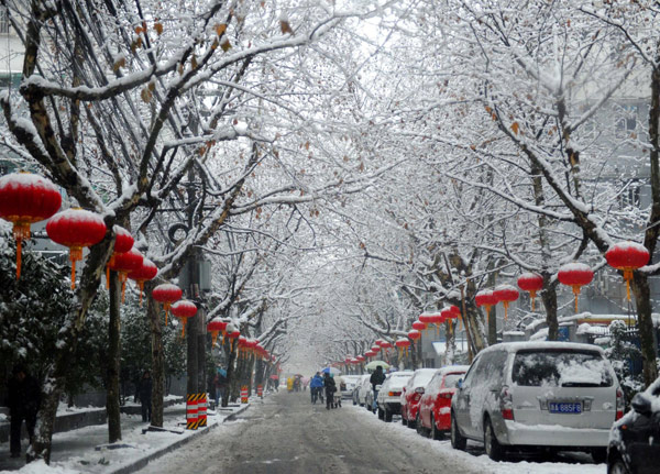 Snow, icy rain continue sweeping East, South China