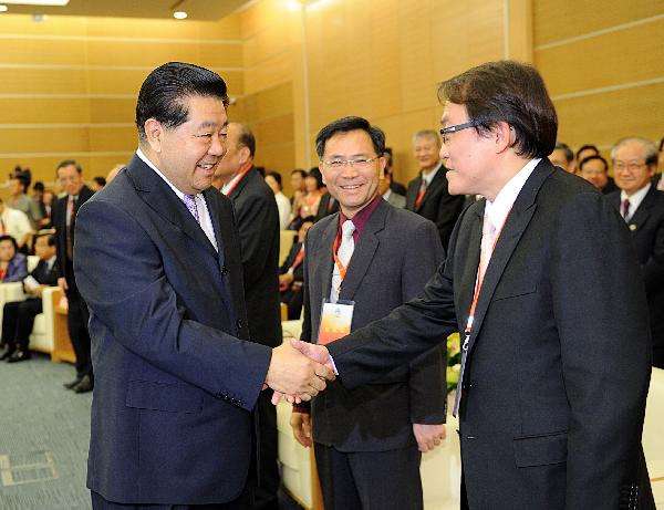 Jia Qinglin (L, front), a member of the Standing Committee of the Political Bureau of the Communist Party of China (CPC) Central Committee, who is also the chairman of the Chinese People's Political Consultative Conference (CPPCC) National Committee, meets with the representatives of Taiwan participants of the third cross-Strait forum in Xiamen, southeast China's Fujian Province, June 11, 2011. Sound cross-Strait relations must be maintained: official