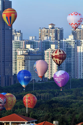 Hot air balloons adorn sky in Haikou