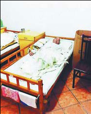 Nursing home ties elderly to beds