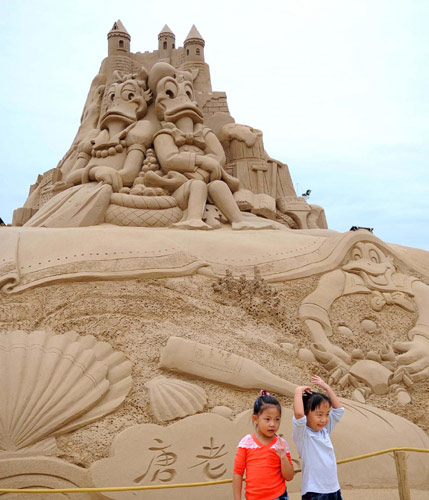 Disney-themed sand sculptures displayed in E China, Society