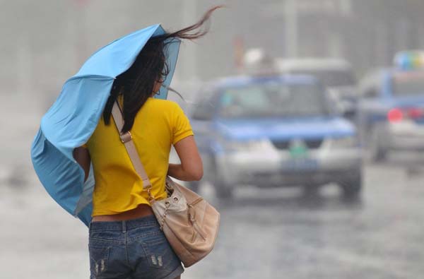 300,000 evacuated as typhoon Nesat lands