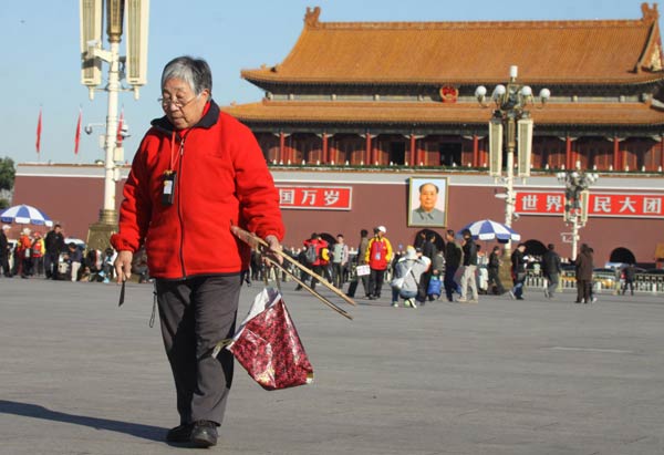 Granny cleans up Beijing's window