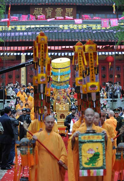Buddha's remains flown to HK for public worship