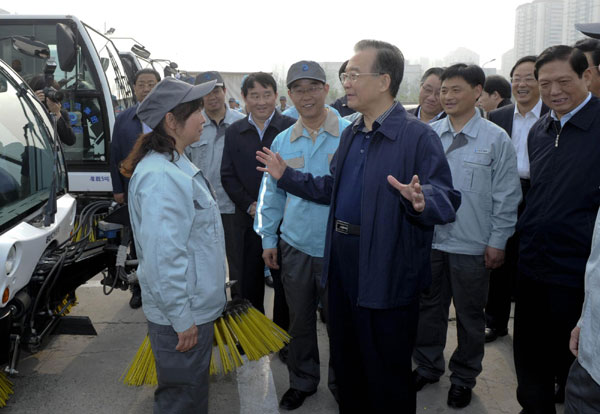 Premier Wen visits cleaners, bus drivers