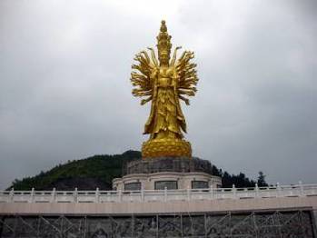 China's obsession over giant statues
