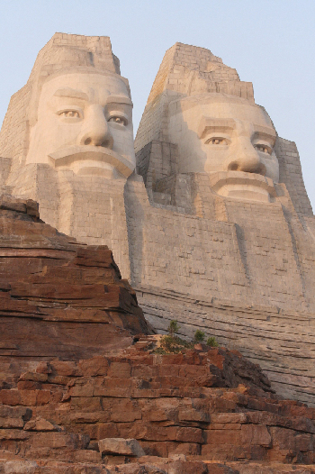 China's obsession over giant statues