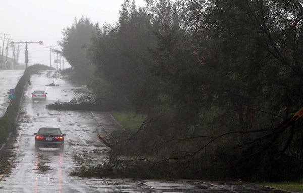 Typhoon Tembin lands on Taiwan