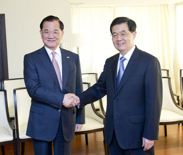 Hu meets KMT honorary chairman in Vladivostok