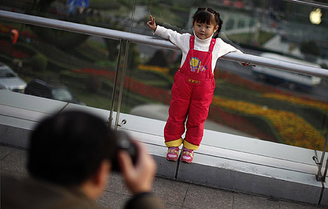 Shanghai births at 10-year high in 2002