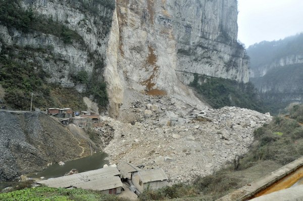 5 buried in SW China landslide