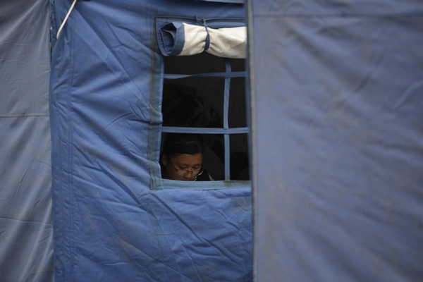 Students continue study in tents after quake