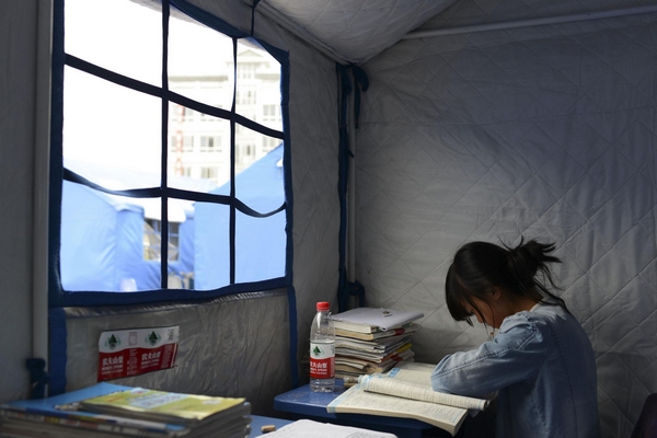Students continue study in tents after quake