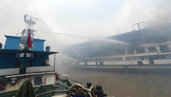 Passengers transferred after ship on fire in Wuhan