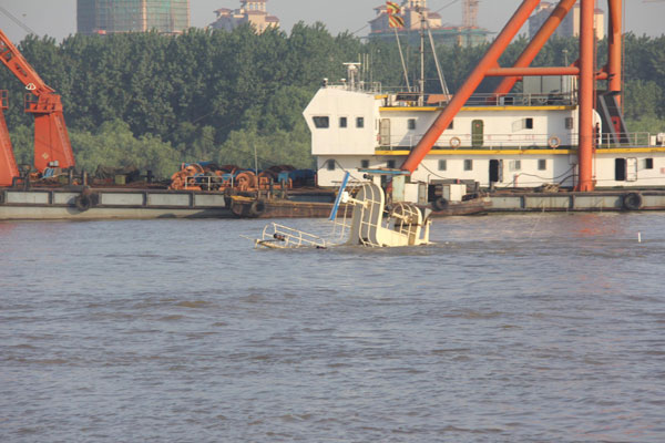 Yangtze Bridge strike ship sinks, 18 rescued