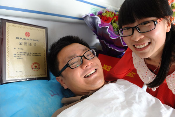 Newly-weds delay honeymoon for stem cells donation