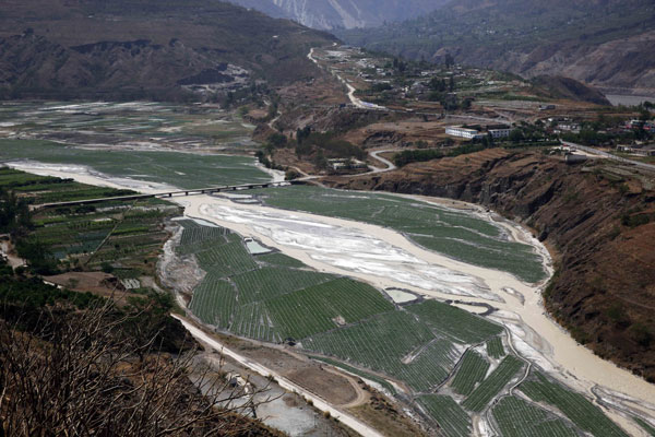 8 arrested over SW China river pollution