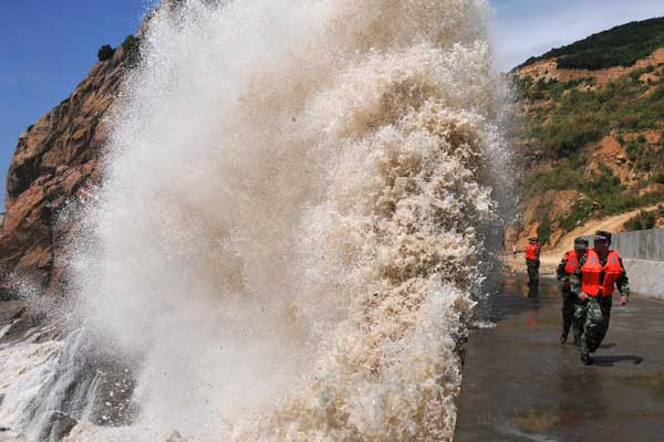 Residents flee from landslides