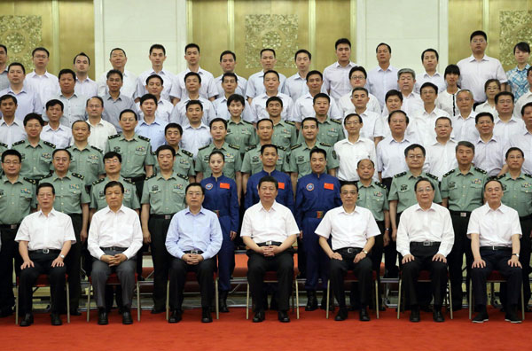 President Xi meets Shenzhou X astronauts