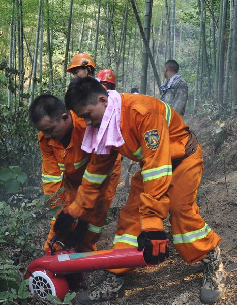Militia soldiers control forest fire in Hunan