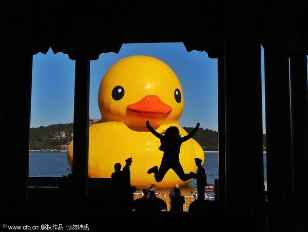 Giant duck's palace stay extended by a day