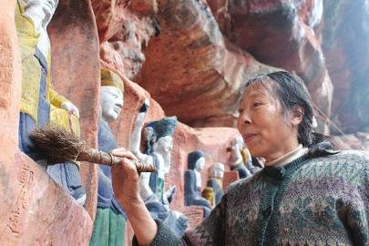 Couple live in cave to protect Buddha statues