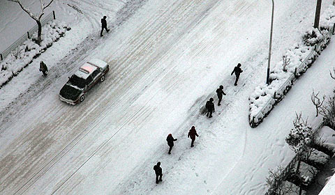 Blizzard in NE China closes 10 expressways