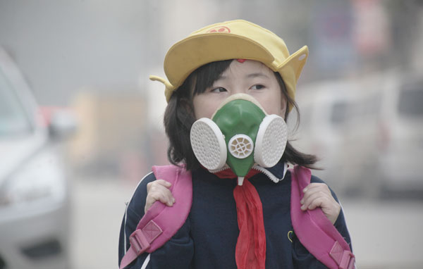 School beats heavy smog with online classes