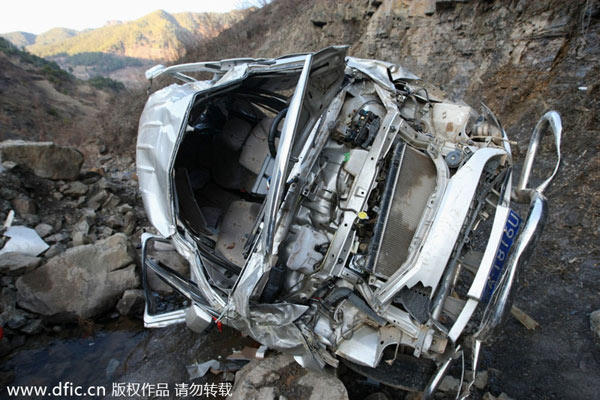 12 killed in China minibus crash