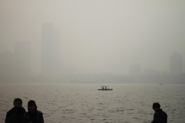 Alert remains as smog persists