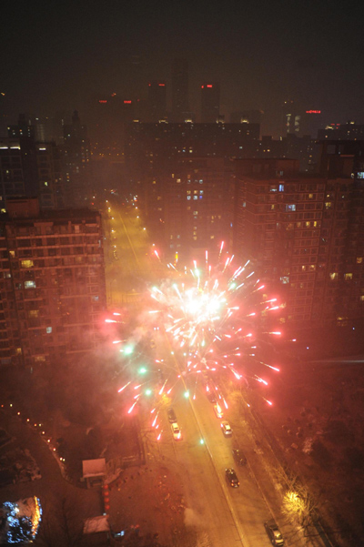 Smog, fireworks blanket Lantern Festival sky