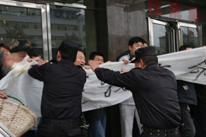 Three injured in Shanghai hospital knife attack