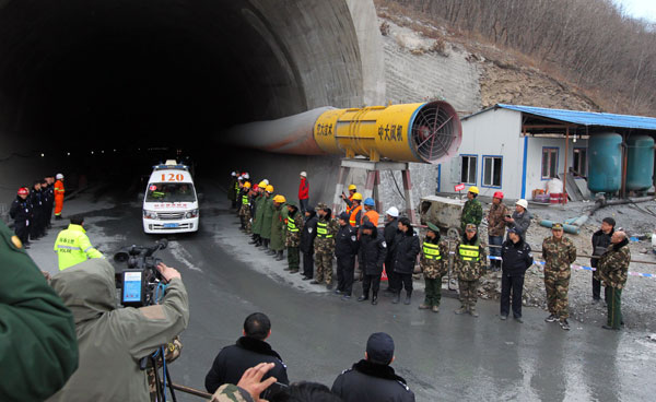 Tunnel collapse survivors hospitalized