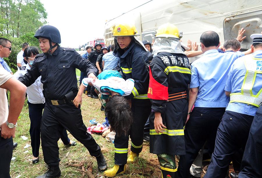 School bus accident in S. China leaves 8 dead