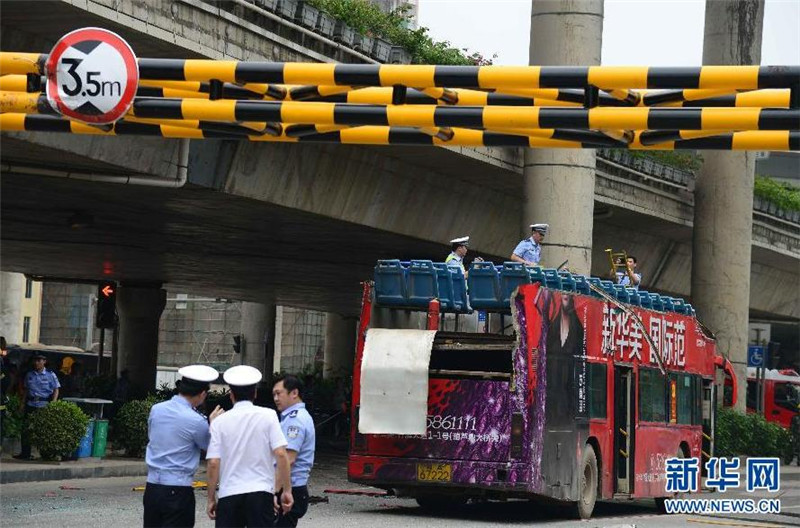 10 injured when bus loses roof