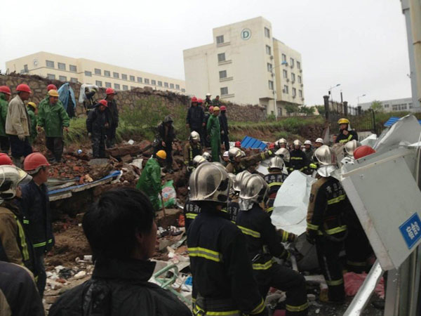 Wall collapse killed 18 in E China